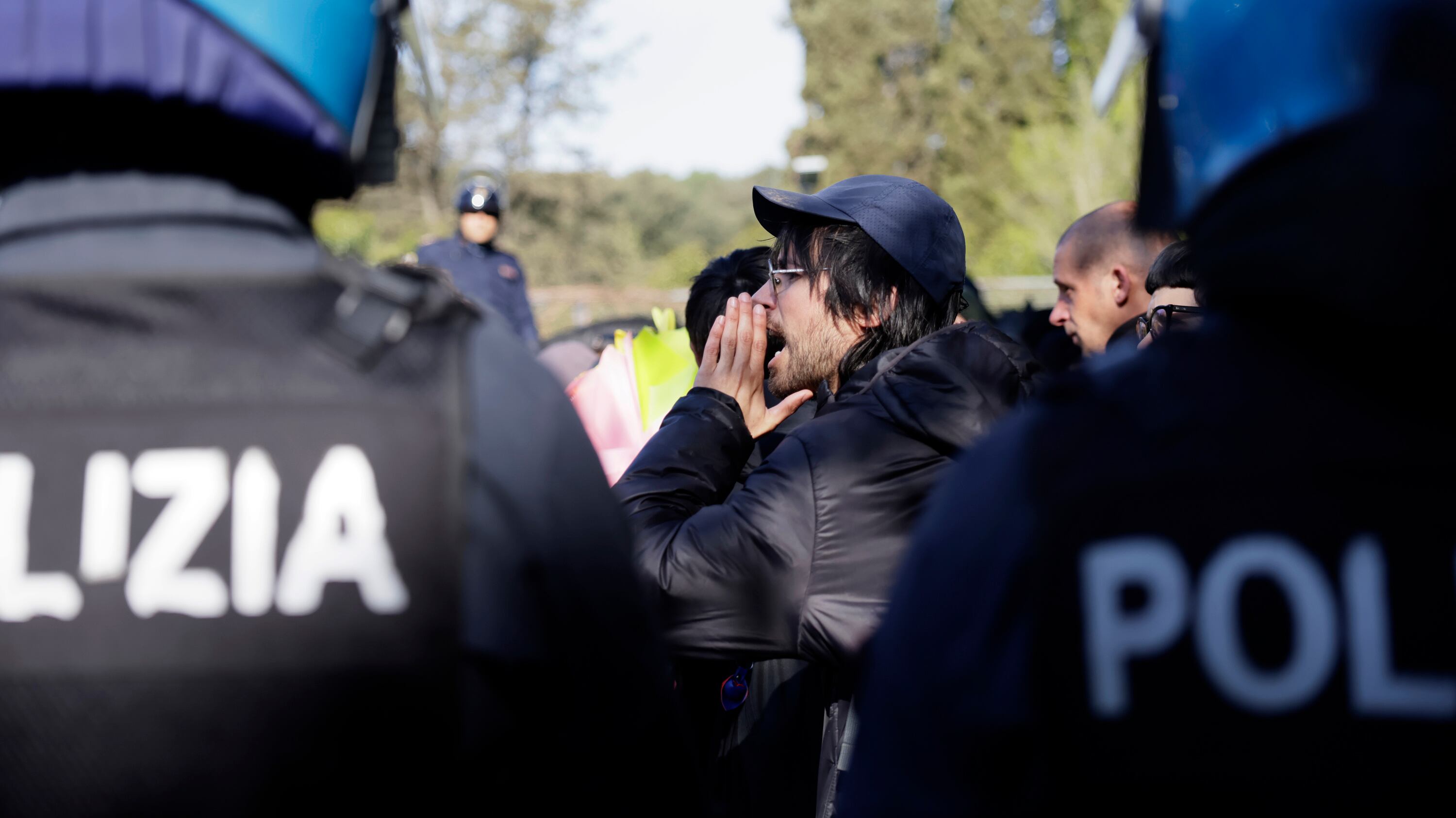Gli anarchici aggrediscono ancora i giornalisti: troupe Rai minacciata a Roma