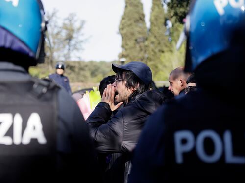 Gli anarchici aggrediscono ancora i giornalisti: troupe Rai minacciata a Roma