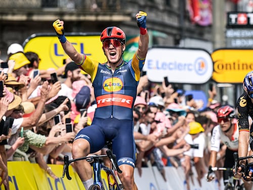 Tour, Cavendish cade e si ritira. A Limoges Pedersen beffa Philipsen