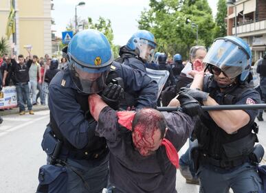 Massa, scontri e feriti al comizio di Salvini 12