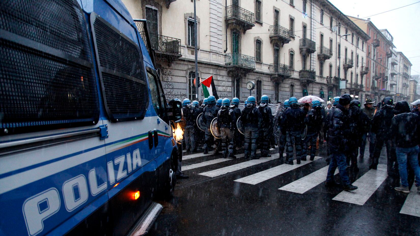"Case popolari solo agli italiani". Blitz antagonista al presidio di Forza Nuova