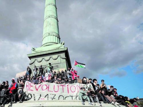 A Parigi la presa della Bastiglia. “Subito 10 miliardi per la scuola”
