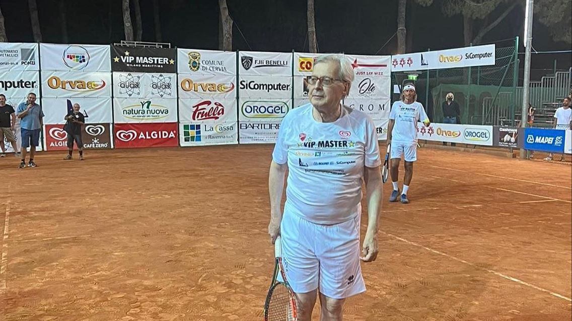 "Sembravo Fantozzi? Un vanto". Sgarbi e i "mocassini da tennis"