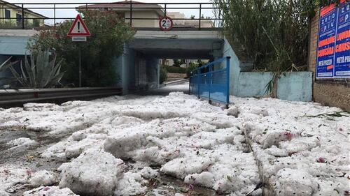 Un'incredibile grandinata imbianca la spiaggia di Grottamare 2