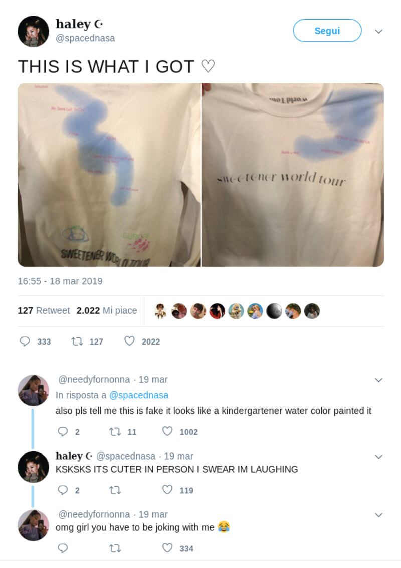 Epic fail del merchandising del tour di Ariana Grande: il dettaglio azzurro di questa tshirt ricorda un pene