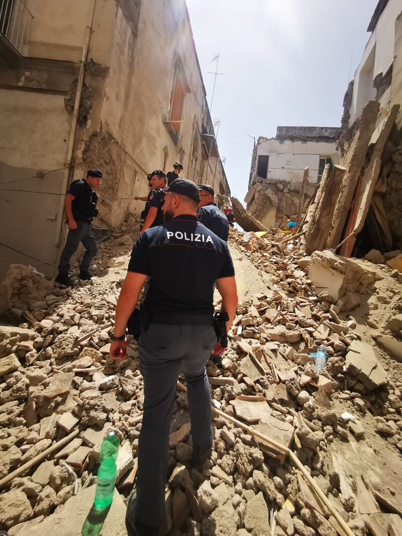Torre del Greco, crolla una palazzina di tre piani 2