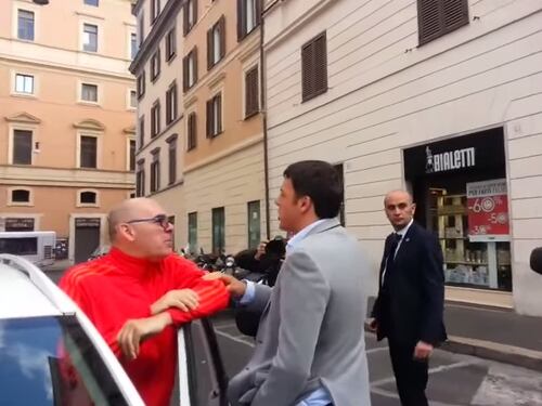 Il tassista inchioda Renzi: "Che fine fa la pensione?". E lui blatera di calcio