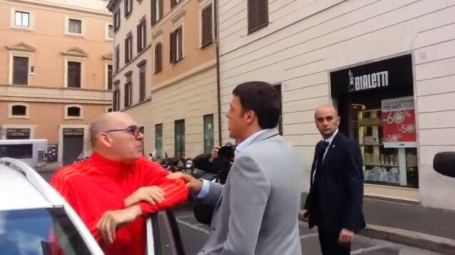 Il tassista inchioda Renzi: "Che fine fa la pensione?". E lui blatera di calcio