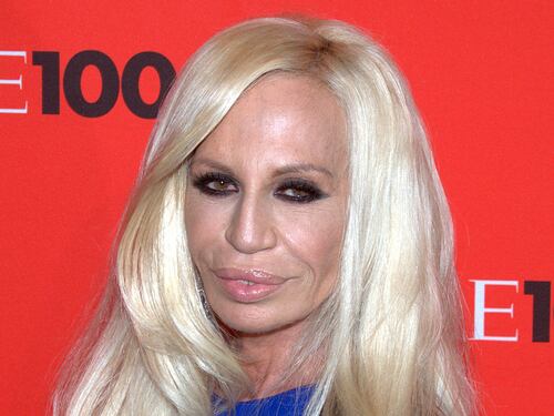 Versace nell'occhio del ciclone per la gaffe in Cina. Poi le scuse