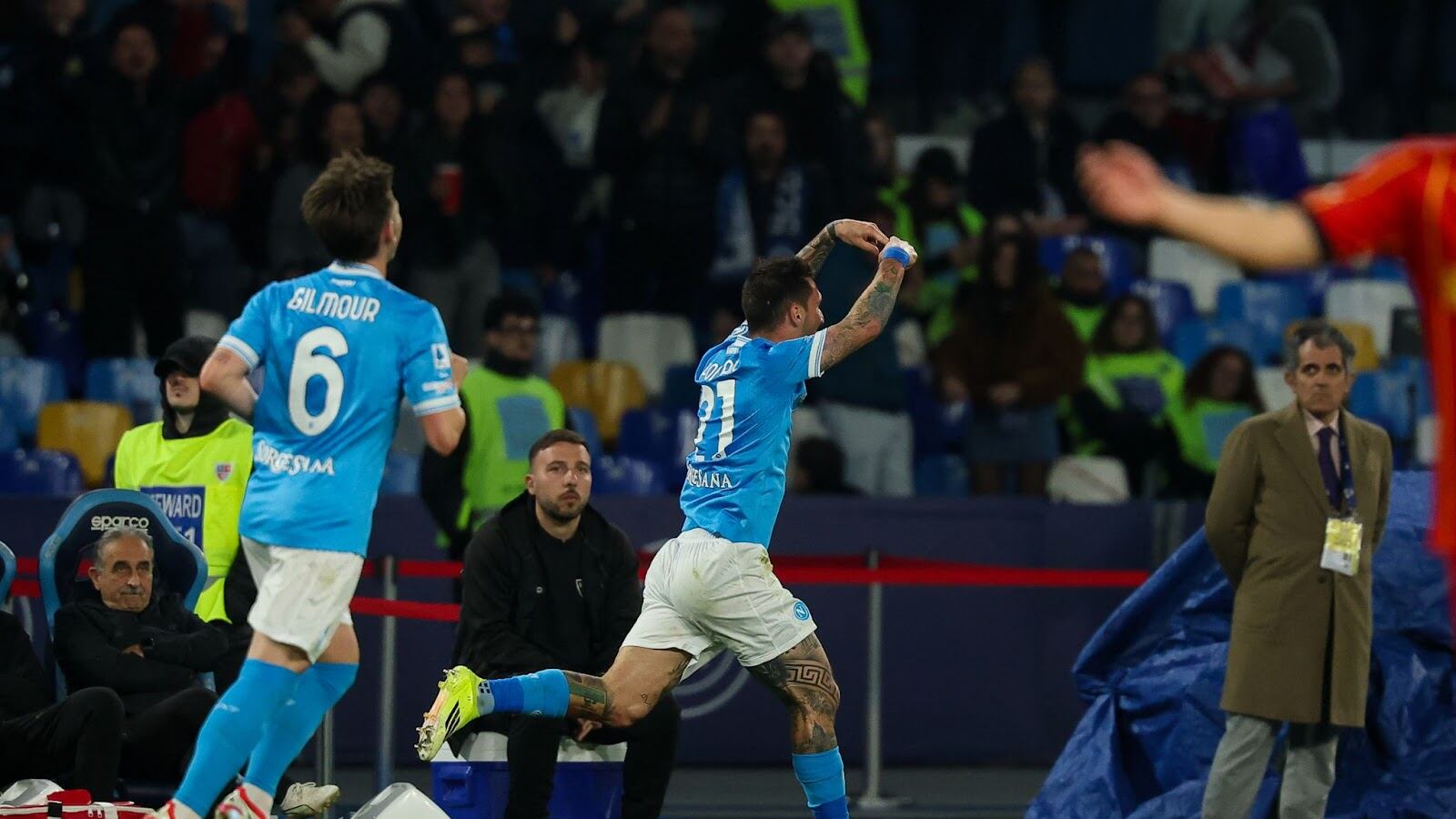 Il Napoli stende il Lecce in rimonta con i gol di Hojlund e Politano. Malore per Banda
