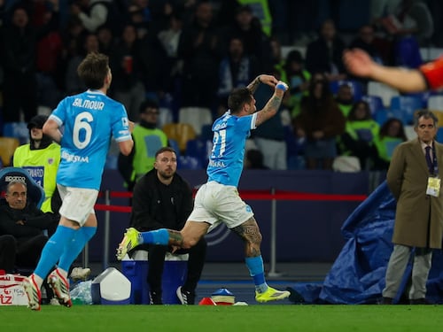 Il Napoli stende il Lecce in rimonta con i gol di Hojlund e Politano. Malore per Banda