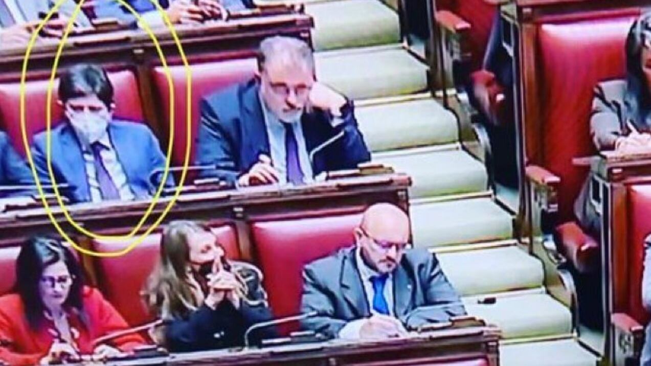 "Il simbolo dell'imbecillità". Speranza è ancora "mascherato", Cruciani sbotta