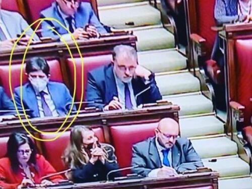"Il simbolo dell'imbecillità". Speranza è ancora "mascherato", Cruciani sbotta