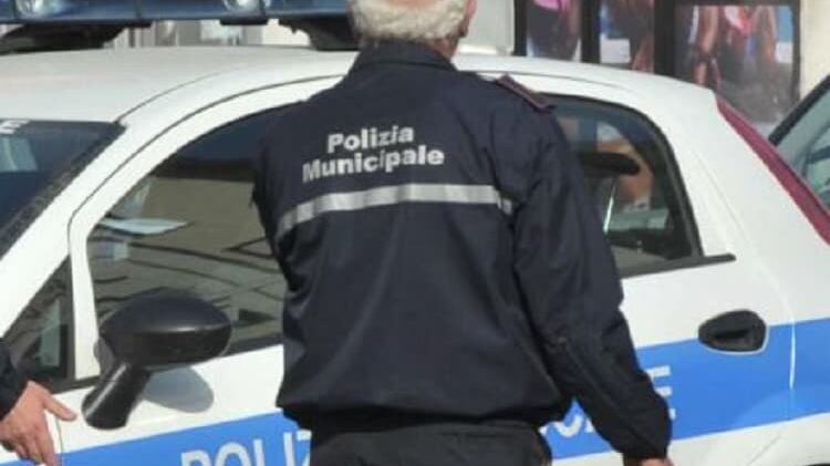 Milano, avvocato multato si infuria con gli agenti e ne investe uno