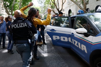 Attivisti di Ultima generazione imbrattano il ministero del Lavoro  11