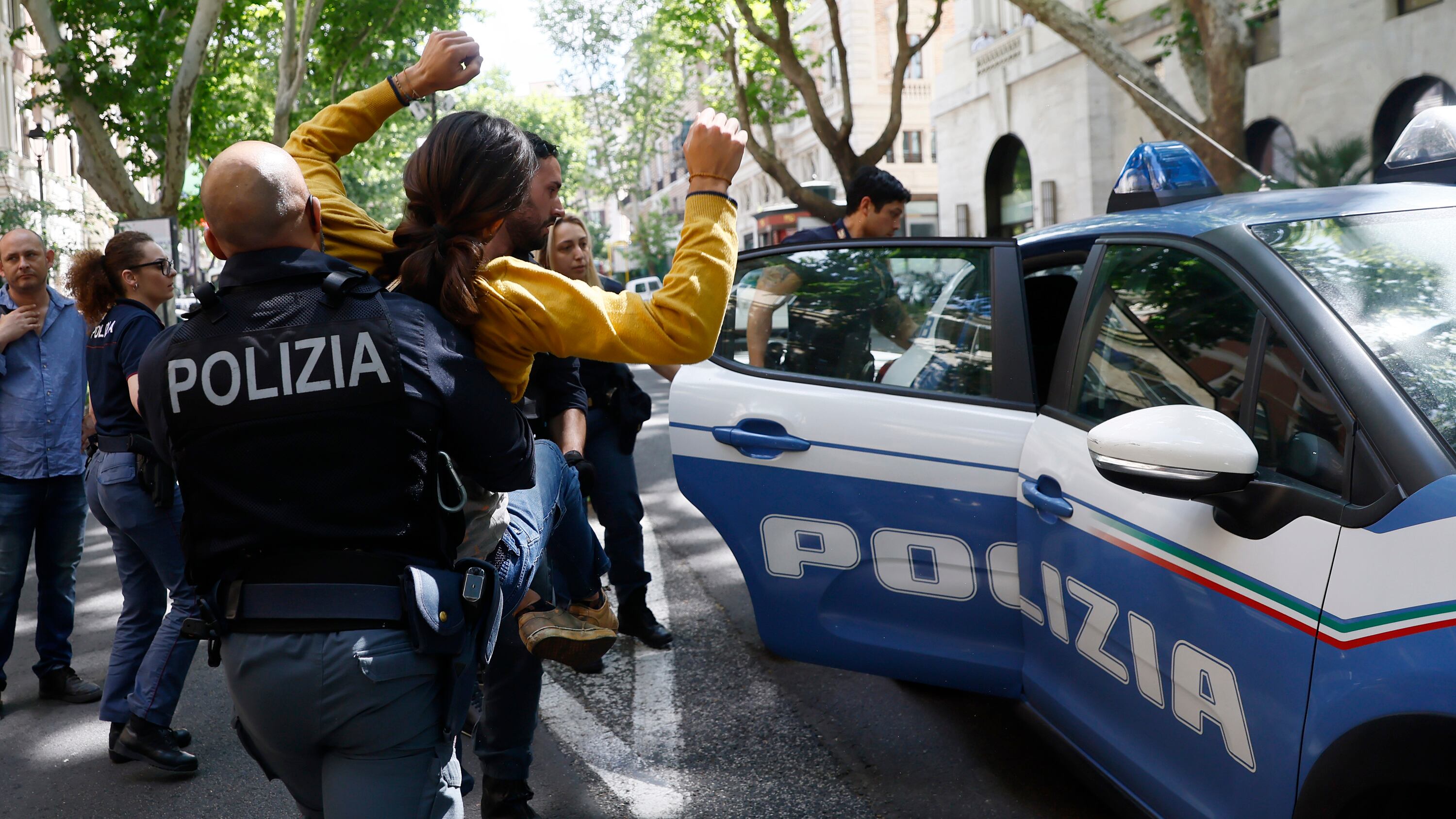 Vernice nera contro il ministero del Lavoro. Il blitz degli ecovandali a Roma