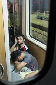 I vagoni che portano gli immigrati ai campi profughi 6
