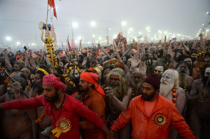 India: i devoti nelle foto dal fiume Gange  3