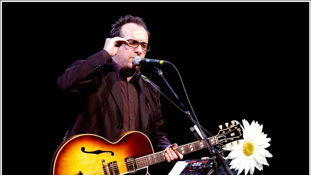 Elvis Costello cancella il tour europeo: "Non riesco, ho il cancro"