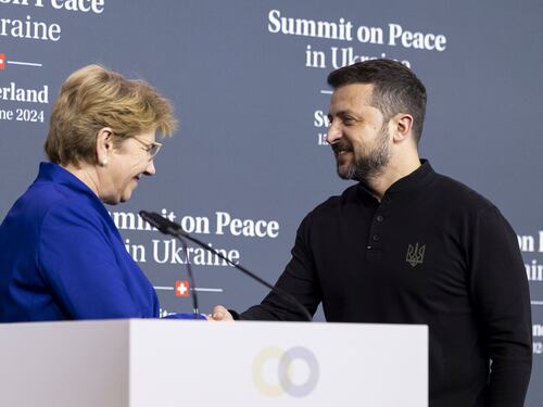 La conferenza di pace dimezzata Zelensky: "Facciamo la storia"