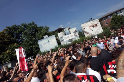 L'arrivo di Kakà a Linate accolto dall'abbraccio dei tifosi 6