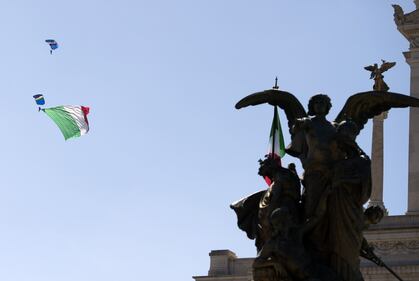 Un Tricolore calato dal cielo per onorare la Repubblica 5