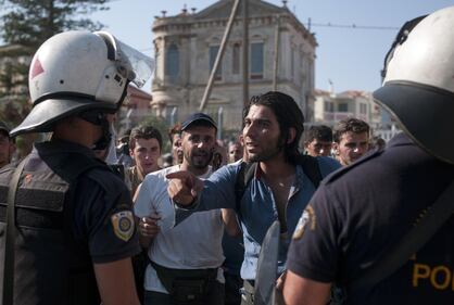 Lesbo invasa dagli immigrati: scontri e feriti 6