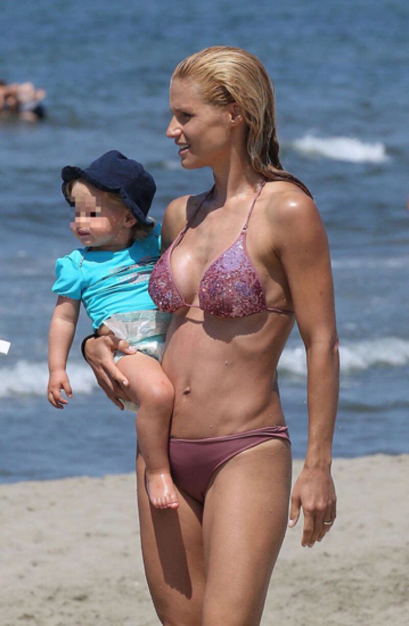 Michelle Hunziker, mamma supersexy ieri e oggi 26