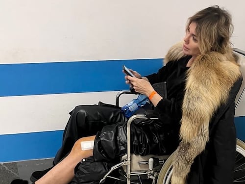 Alba Parietti parla dell'incidente sulle piste da sci: "Microfrattura al piatto tibiale. Stare attenti non basta"
