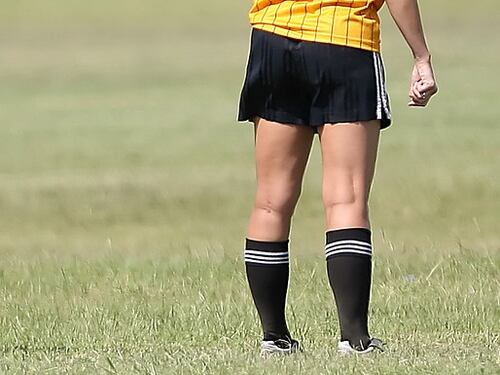 "Tr..., vai a pettinare le bambole", insulti alla 16enne arbitro