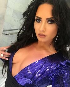 Demi Lovato sensuale in piscina 3