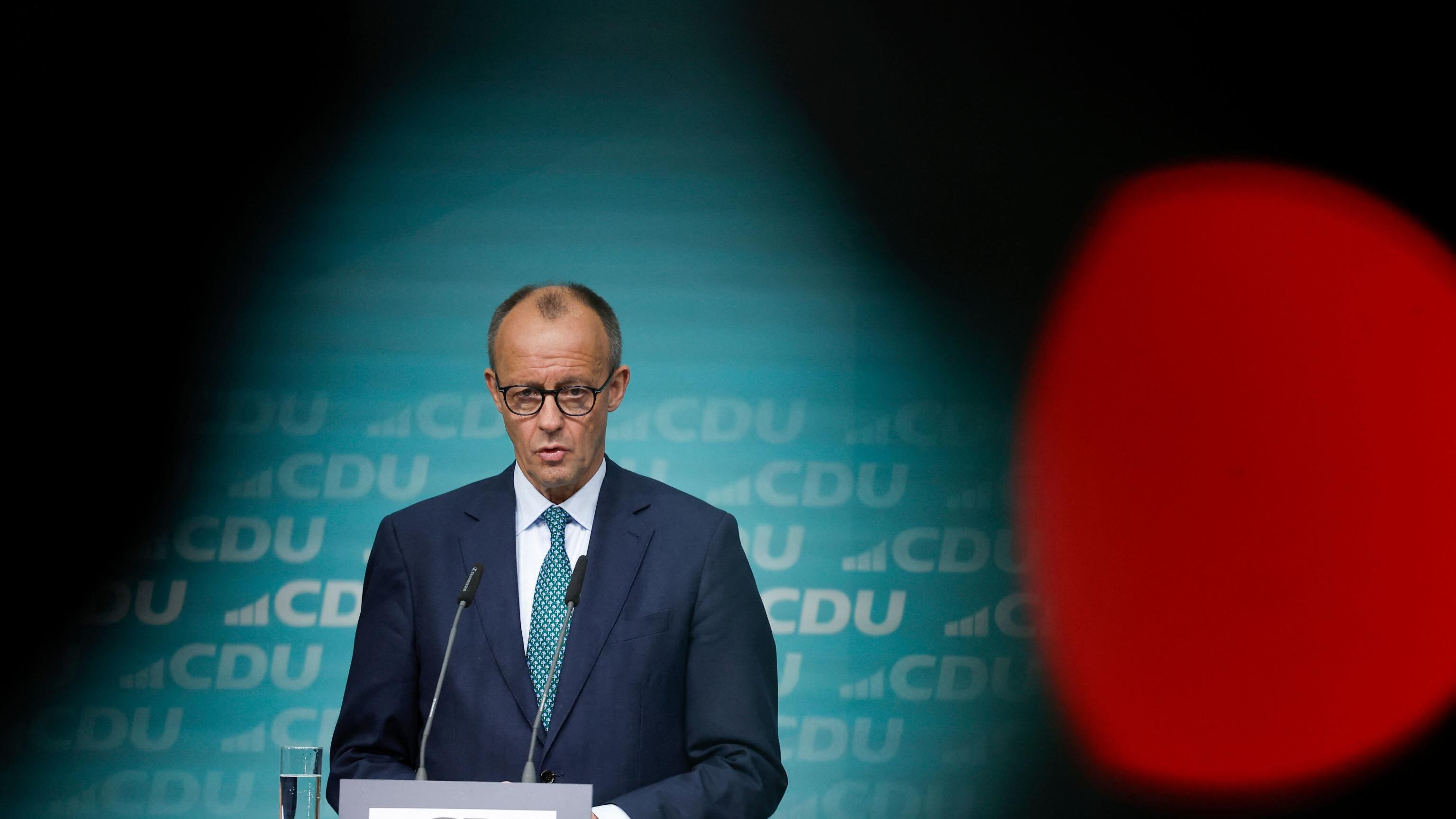 Germania, svolta di Merz. "Respingere i rifugiati come sta facendo l'Italia"