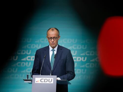 Germania, svolta di Merz. "Respingere i rifugiati come sta facendo l'Italia"