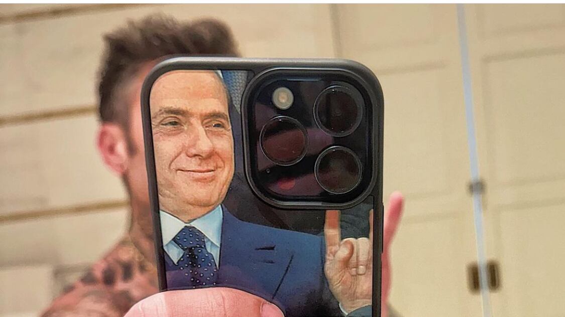 "Porta rispetto". Lo scivolone di Fedez con la cover del Cavaliere