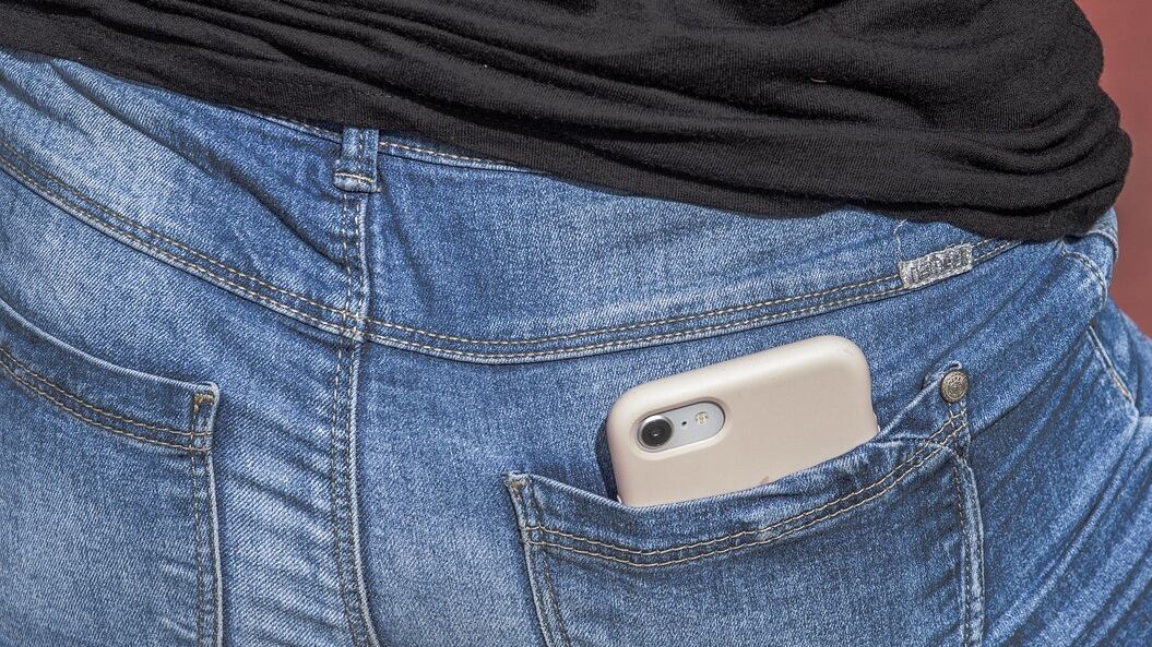 Il telefono in tasca, l'esplosione, l'ustione. Paura per una donna: cosa è successo