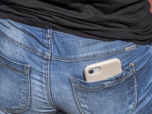 Il telefono in tasca, l'esplosione, l'ustione. Paura per una donna: cosa è successo