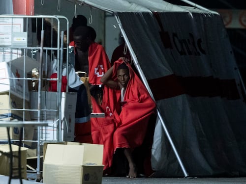 Migranti, la strategia della Meloni funziona: i barchini fanno rotta verso la Spagna