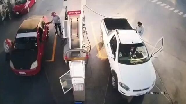 Usa il cellulare mentre fa benzina: dà fuoco all'intera stazione di servizio