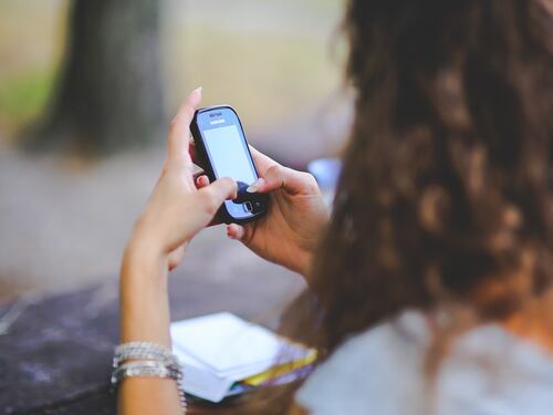 Sesso e violenza nella chat di classe su WhatsApp. È allarme nelle scuole