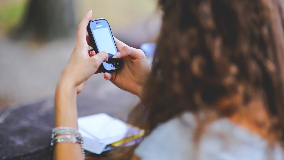 Sesso e violenza nella chat di classe su WhatsApp. È allarme nelle scuole
