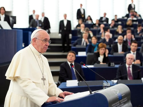 "Luoghi di tossicità". Papa Francesco contro i siti web