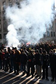 Gli studenti in corteo a Milano: alcuni indossano gilet gialli 5