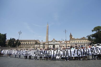 Fan e vip insieme per salutare il 'Gigante buono' del cinema 1