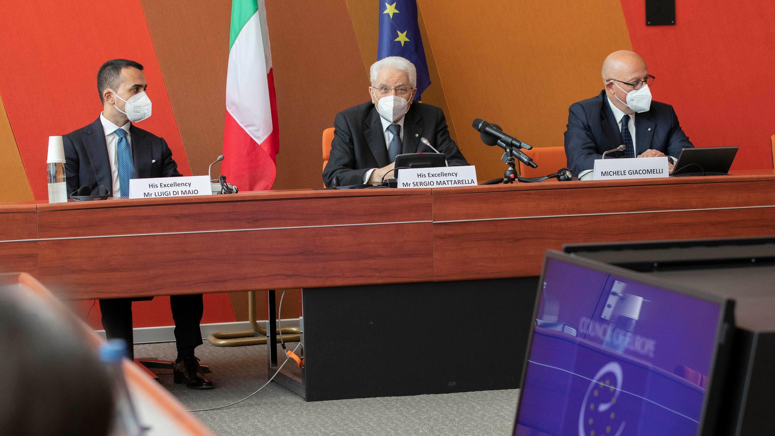 Mattarella al Consiglio Ue: "Putin fuori dalle regole. Serve un modello Helsinki"