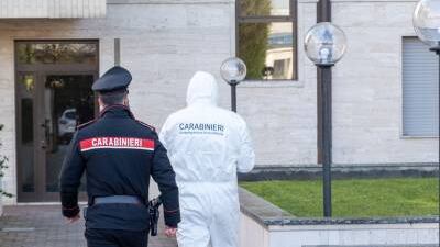 Coltellate al torace: il figlio aggredisce i genitori