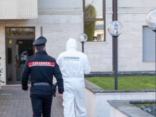 Coltellate al torace: il figlio aggredisce i genitori