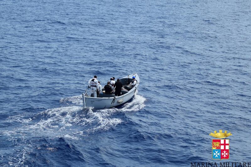Migranti aggrappati a un barile tratti in salvo 3