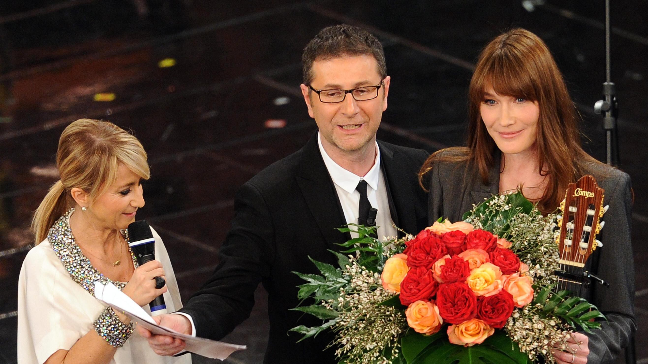 Carla Bruni di nuovo sul palco: "Sono tornata una cattiva ragazza"