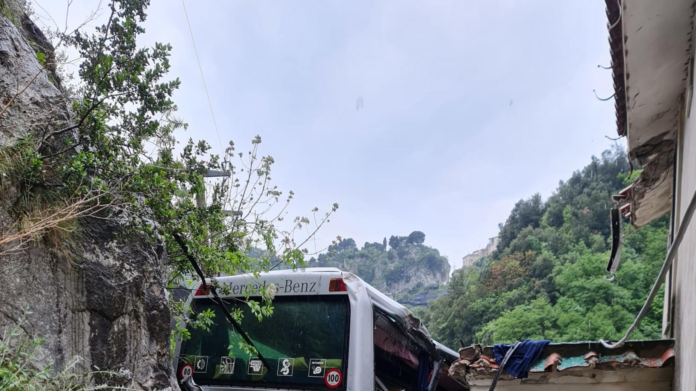 Bus precipita da 20 metri in un burrone: muore l'autista
