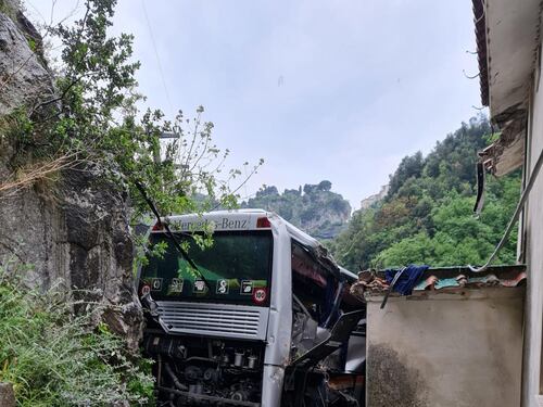 Orrore a Ravello: bus turistico sfonda il guardrail e fa un volo di 20 metri